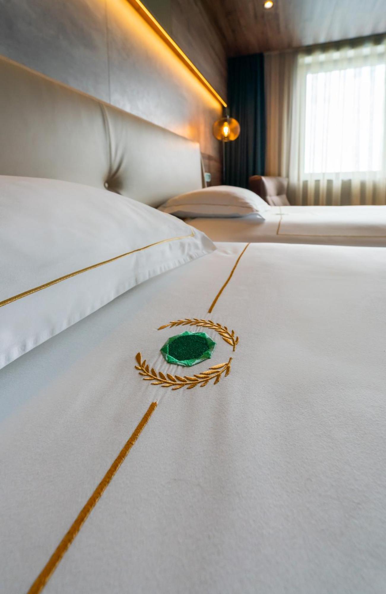 Emerald Hotel Prishtine Bagian luar foto